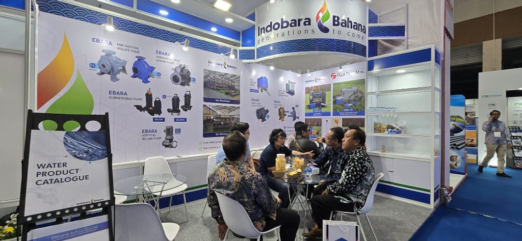 Diskusi dengan user di booth indobara di iwwef 2025