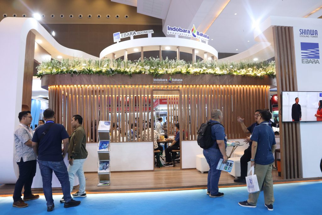 Tim engineer Indobara Bahana menjelaskan solusi pompa EBARA kepada pengunjung di booth Indowater Expo 2025.