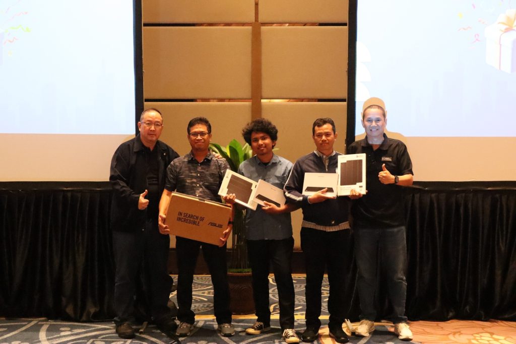 Foto Penyerahan hadiah seminar